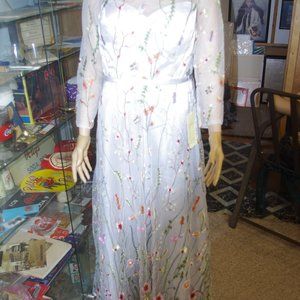 UNSIZED DRESS WITH MEASURMENTS- WHITE TULLE WITH FLOWERS